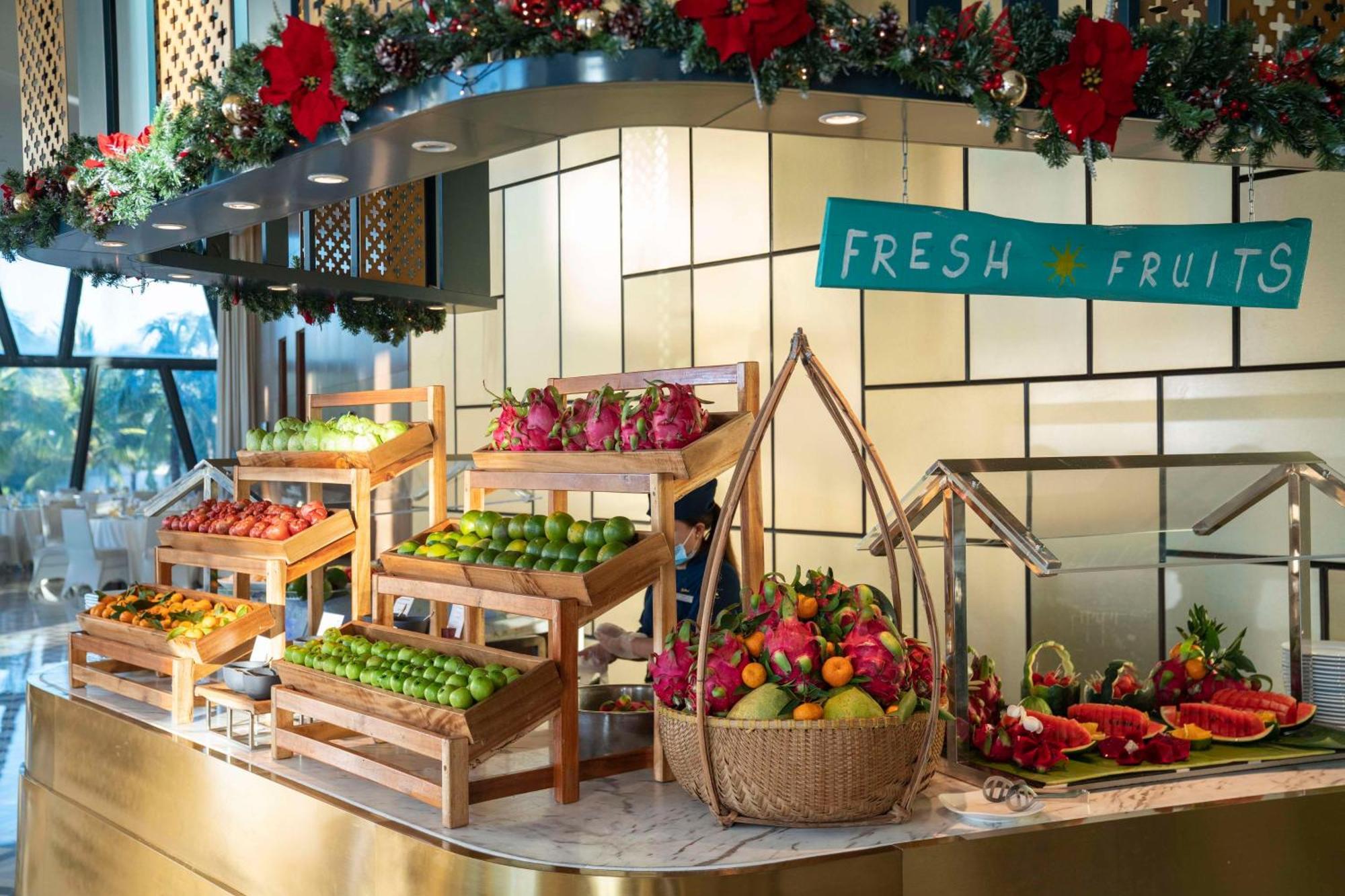Radisson Blu Resort Που Κουόκ Εξωτερικό φωτογραφία A fruit display at a buffet