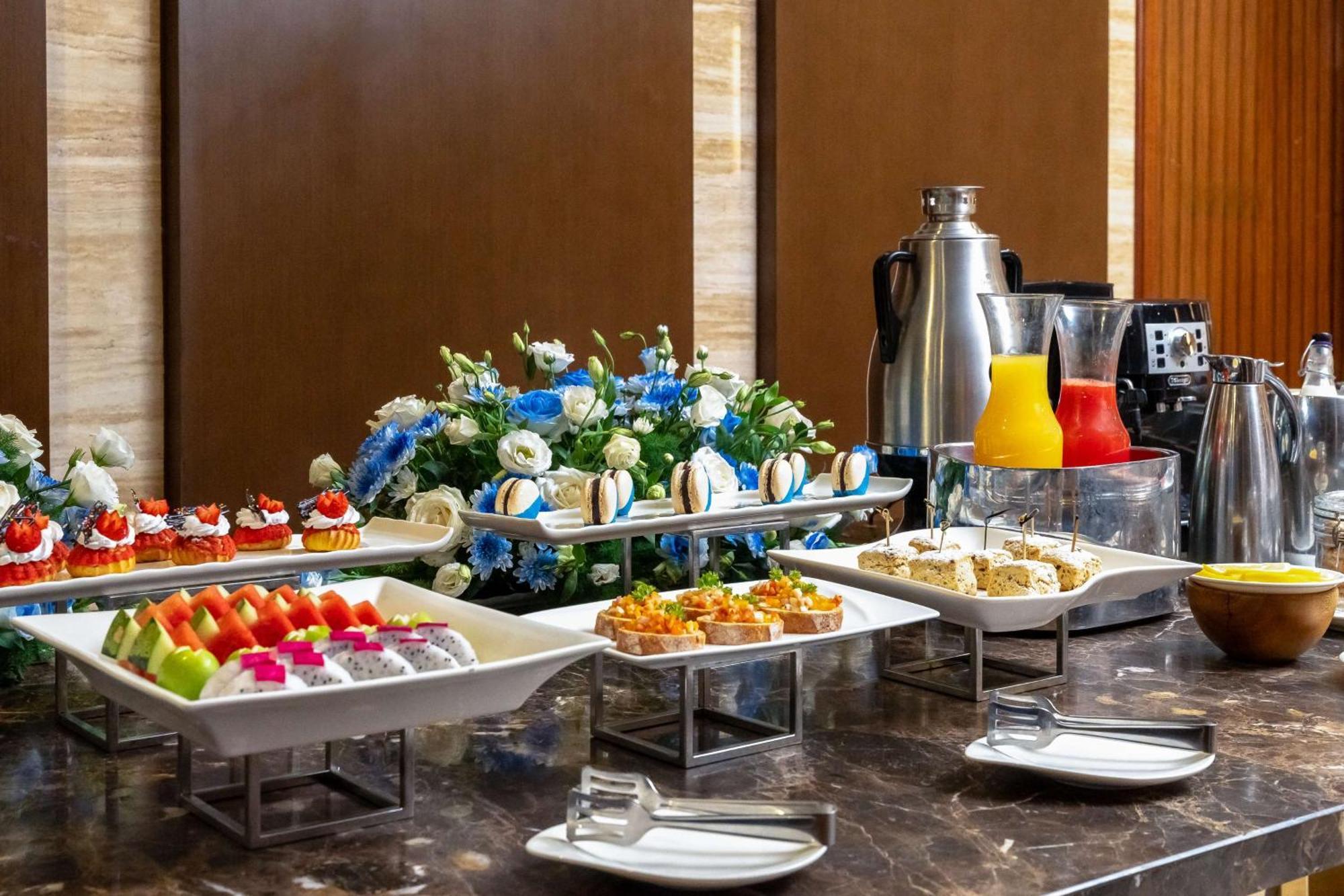 Radisson Blu Resort Που Κουόκ Εξωτερικό φωτογραφία A buffet at a hotel